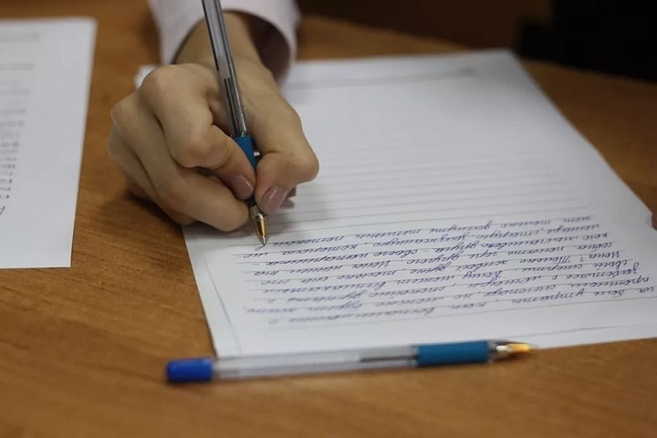 Участники ЕГЭ по литературе невнимательно читают темы сочинений Участники ЕГЭ по литературе невнимательно читают темы сочинений и не очень хорошо анализируют лирику