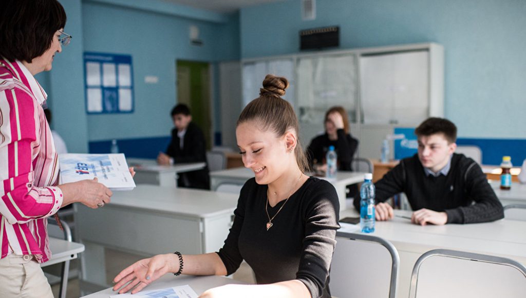 Московские выпускники получат баллы к ЕГЭ, а питерские уже заработали Московские выпускники только готовятся получить дополнительные баллы к ЕГЭ, а питерские уже их заработали