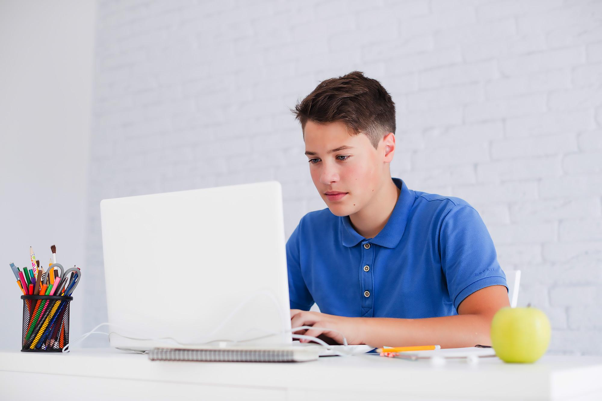 Подросток с ноутбуком