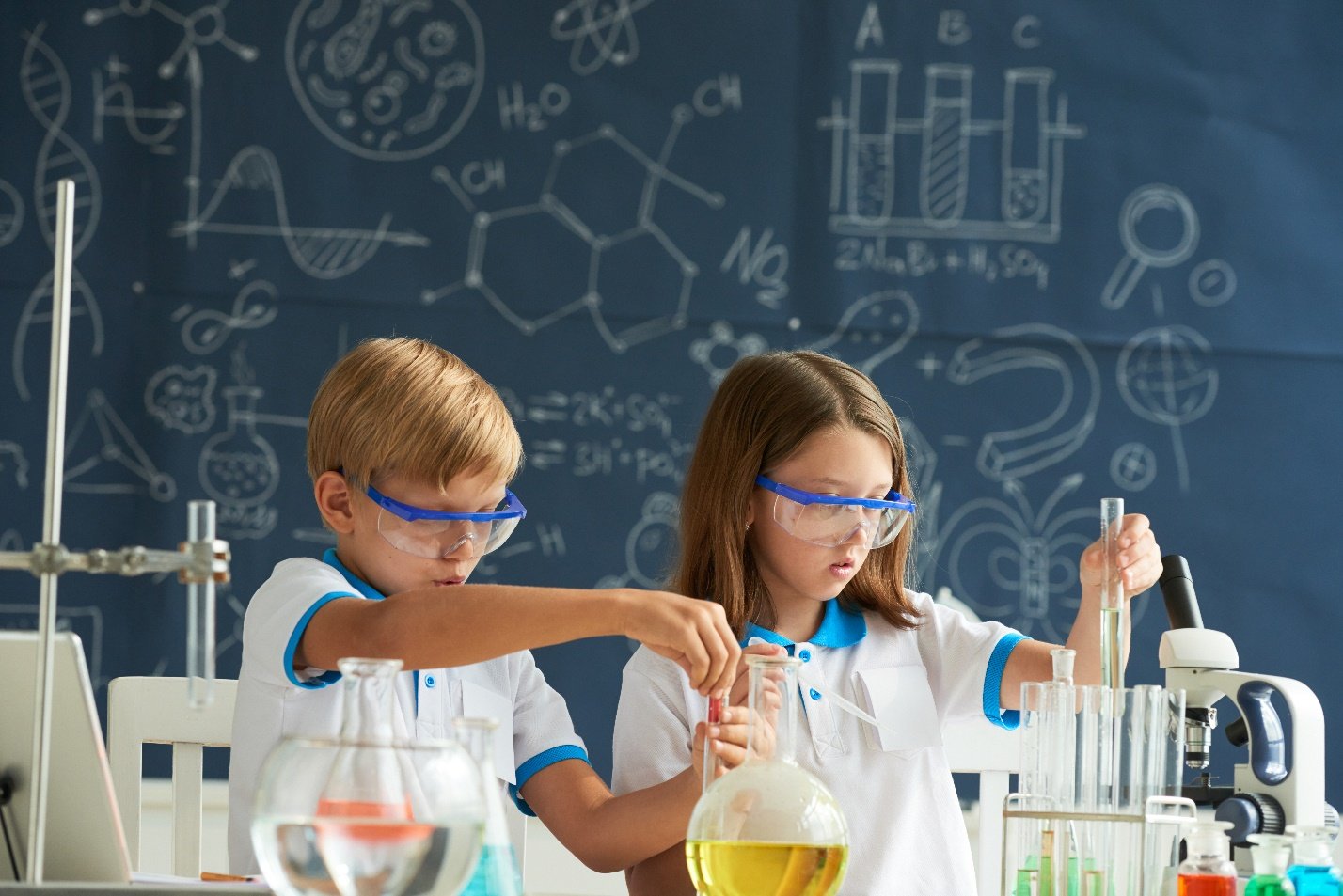 Дети изучают химию в школе