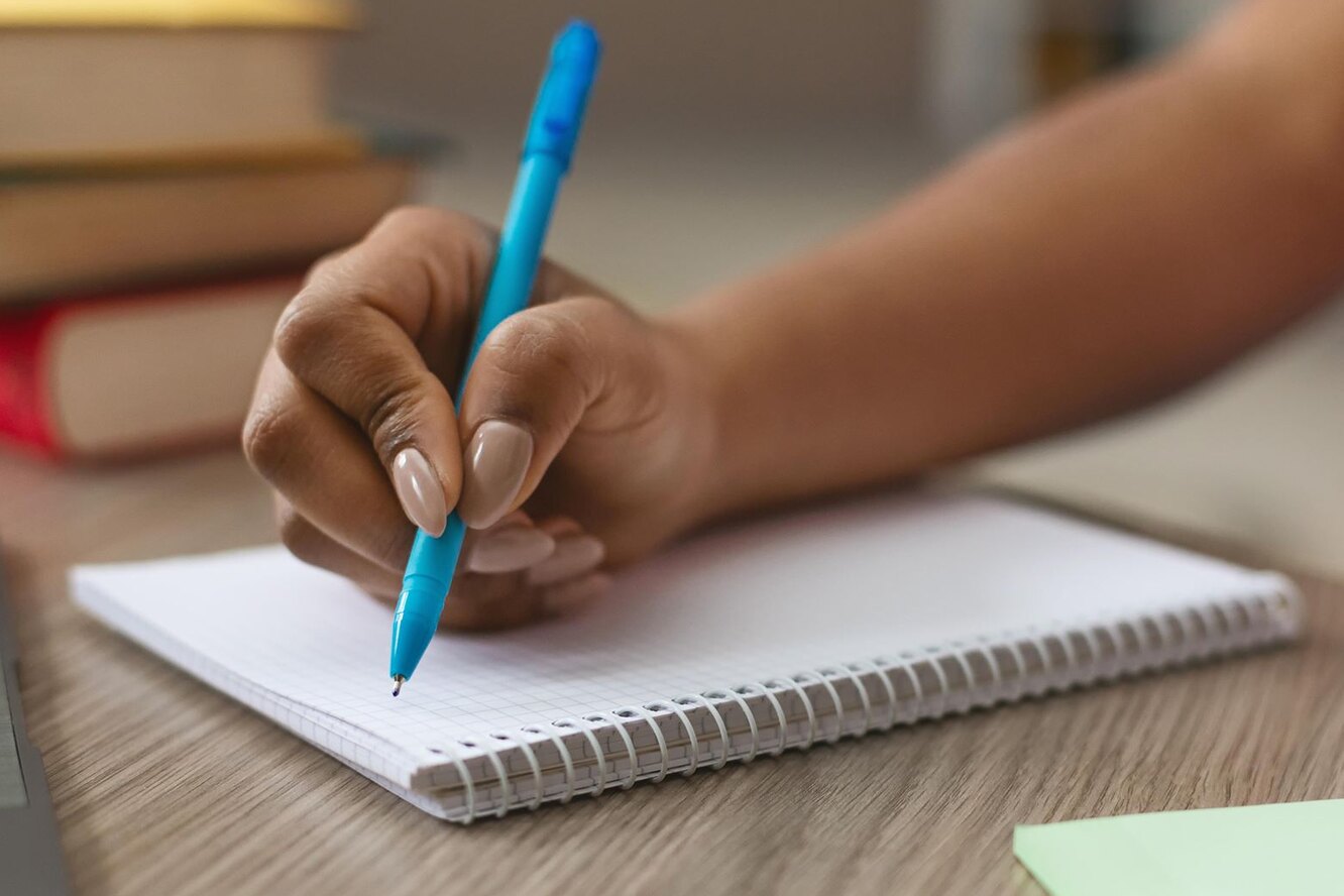 Писать собственный. Делать заметки. Girl making Notes.