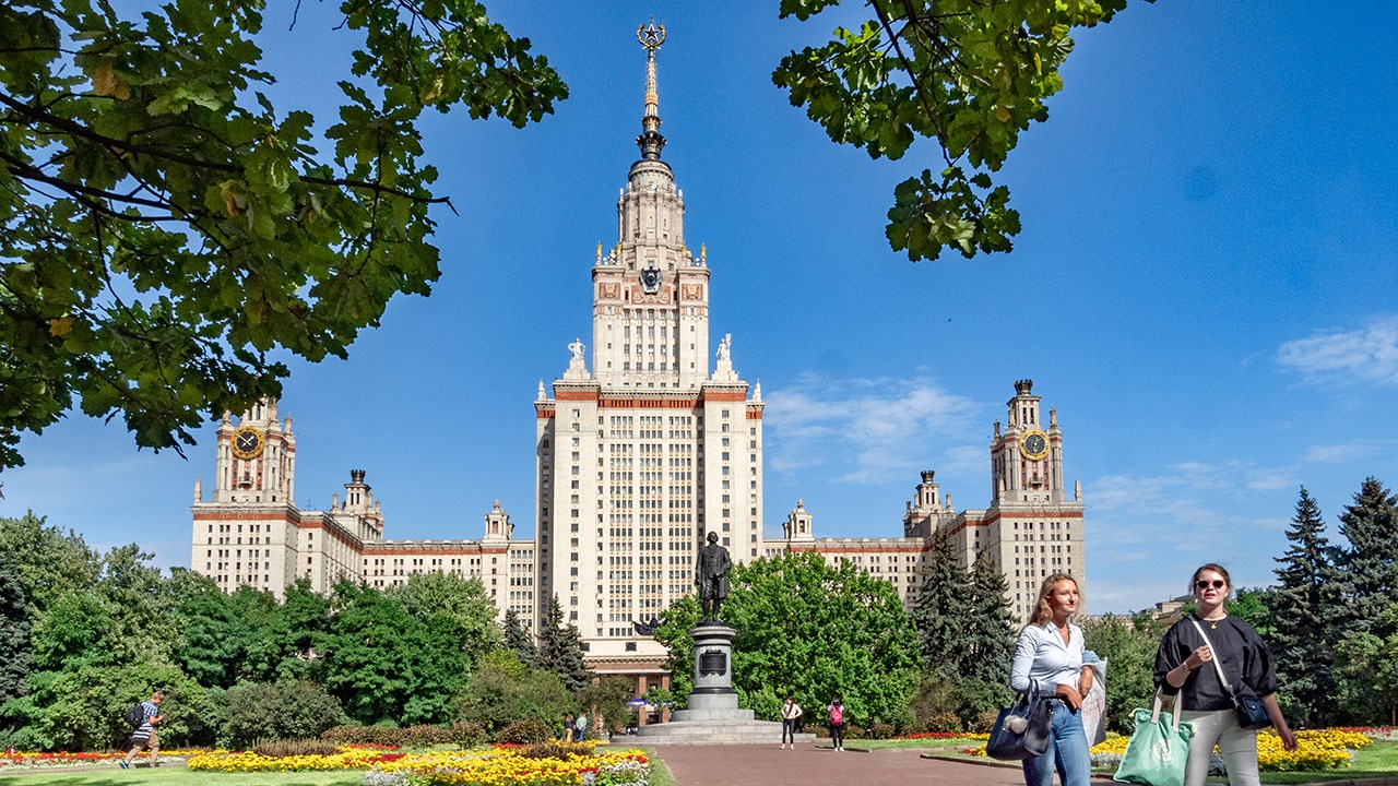 Топ престижных вузов. Московский государственный университет имени м.в.Ломоносова，МГУ. Институт МГУ В Москве. Главное здание МГУ на Воробьёвых горах.