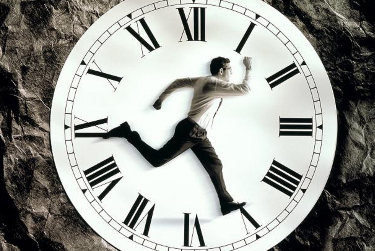 Через час вперед. Человек с часами. Время бежит. Часы бегут. Фотосессия с часами.